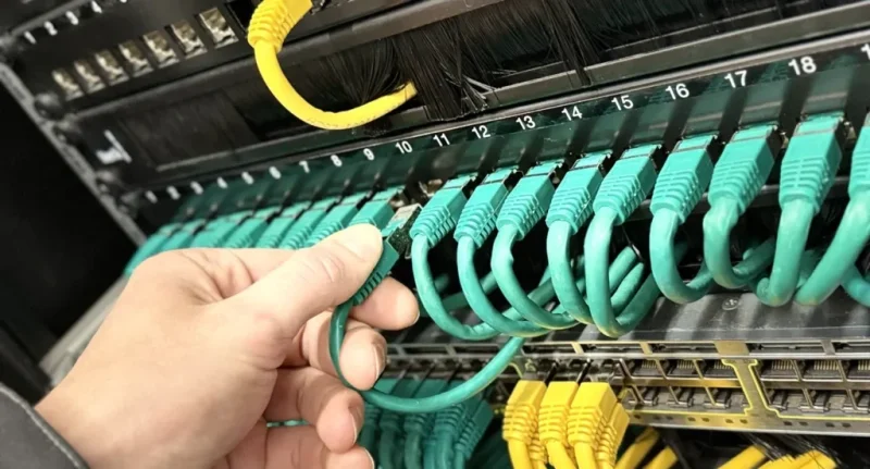 Netwerkkoppelingen patchen op een patchpaneel.