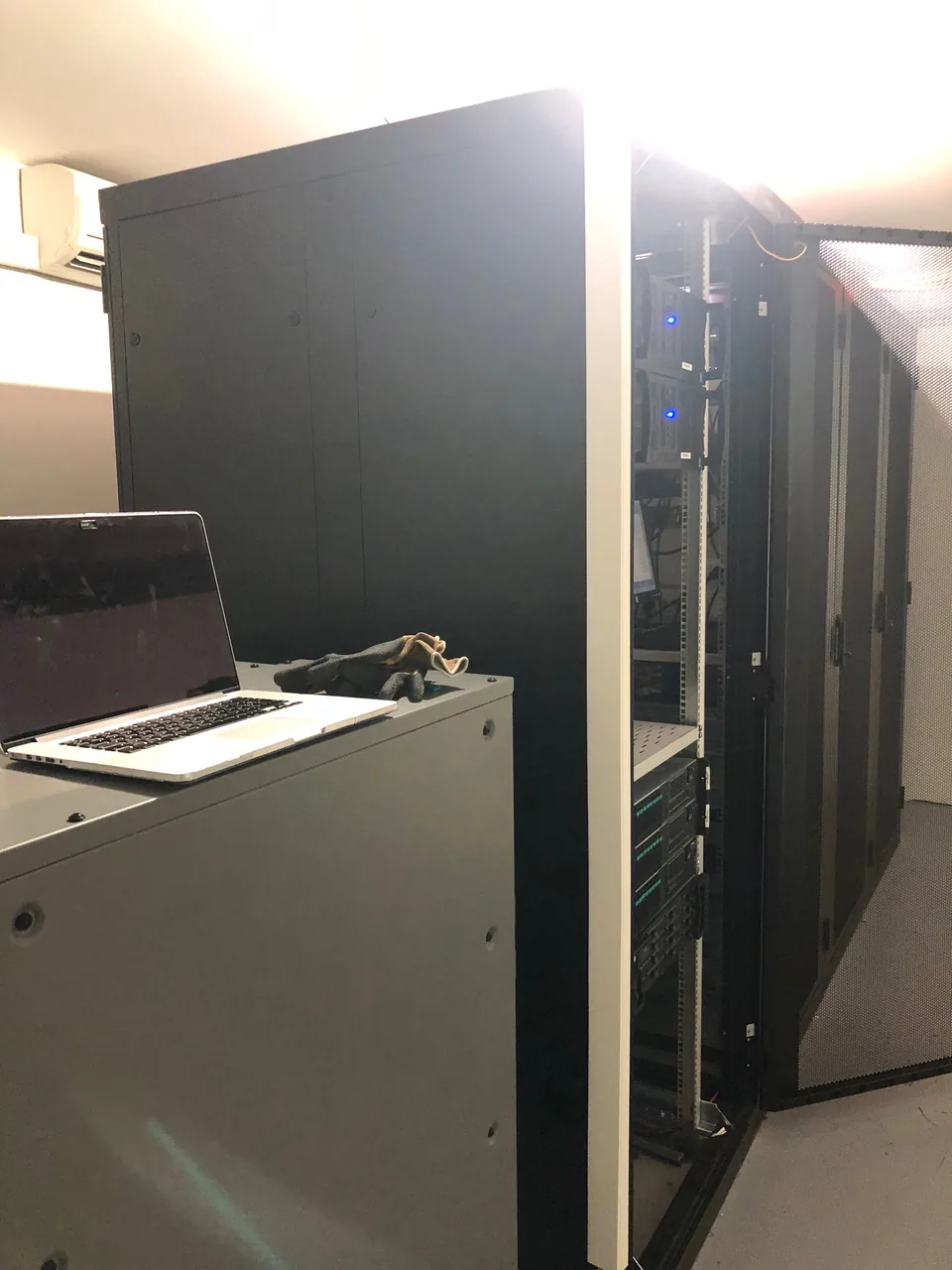 Technische vakken en interventielaptop in de serveromgeving, archieffotografie